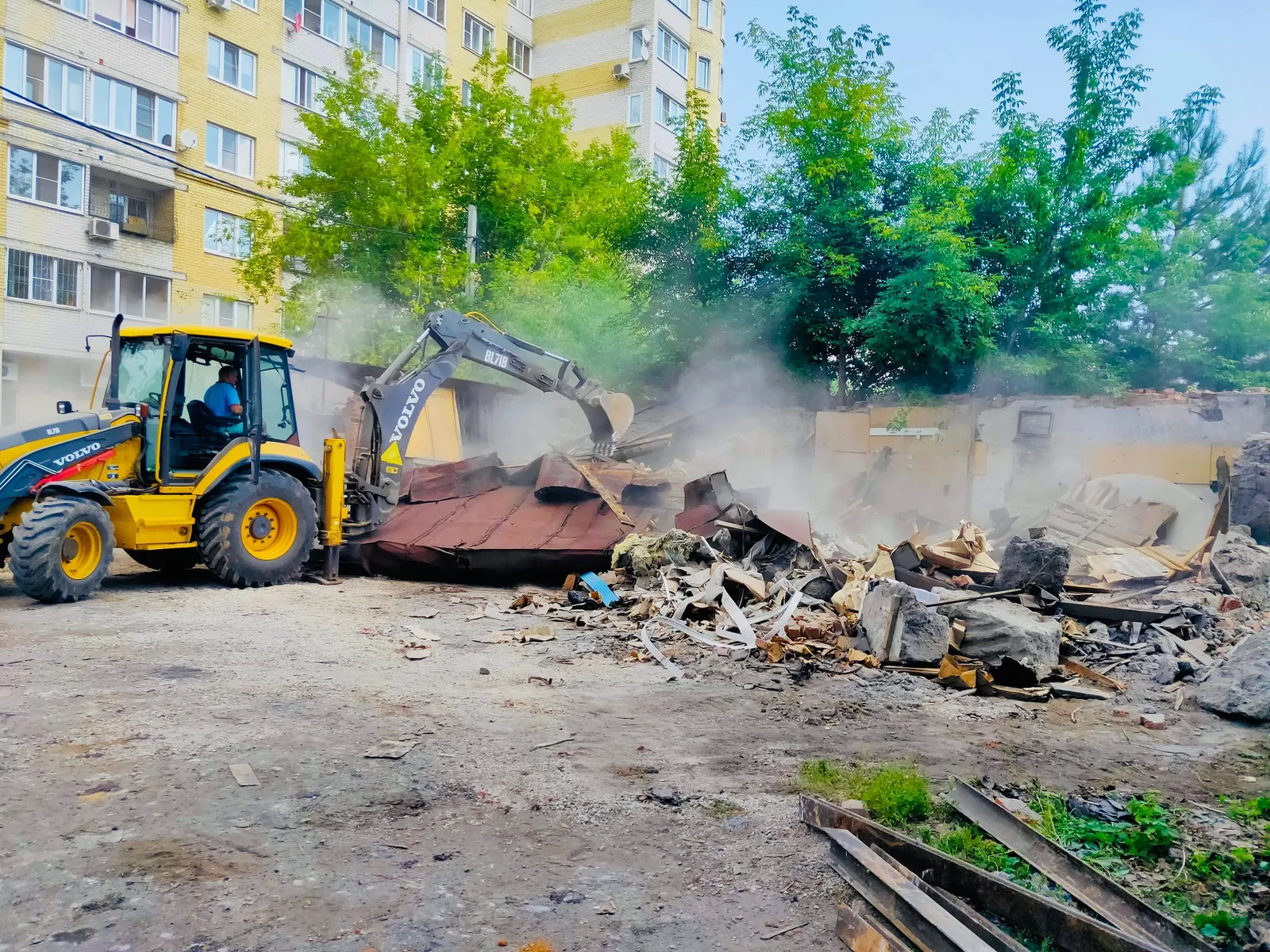 Экскаватор разбирает гаражный ряд в Туле