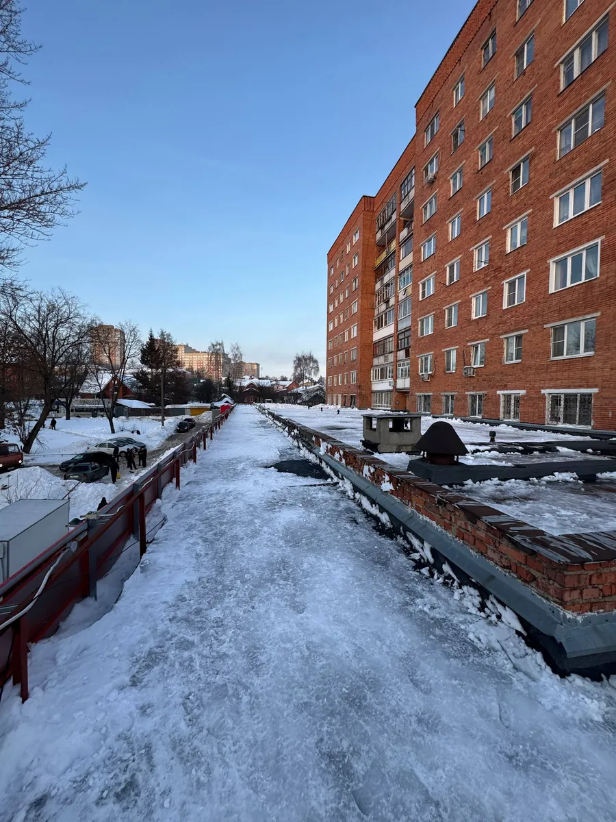 Крыша здания после удаления снега