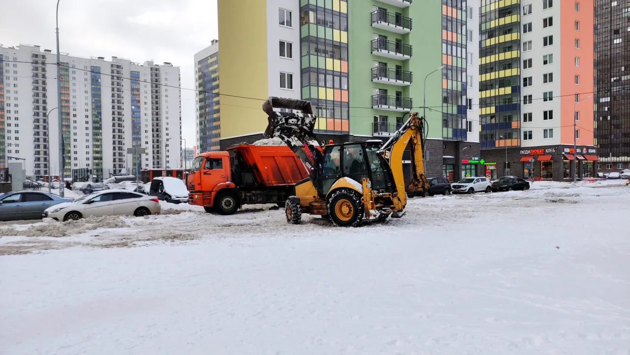 Уборка снега спецтехникой на городском объекте в Туле